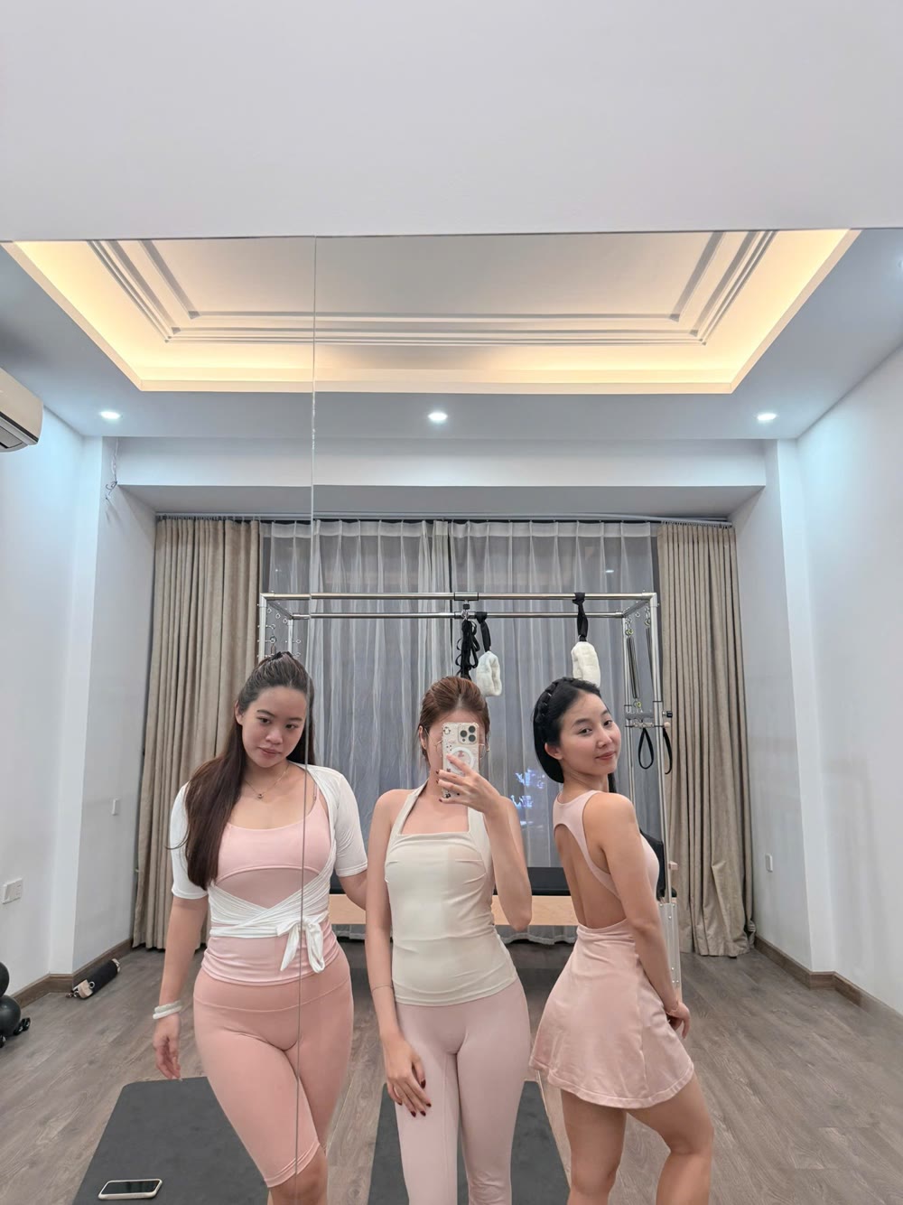 Ba học viên Lumori trước gương phòng Cadillac